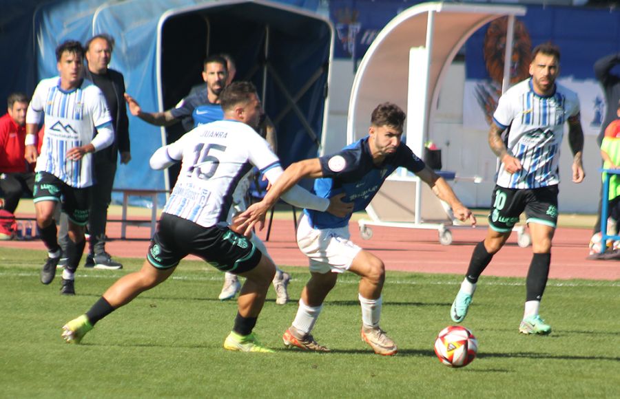 Los dos goleadores del partido. Juanra (15) igualó para el Atlético Baleares el gol inicial de Dani Selma, al que agarra en la imagen. 