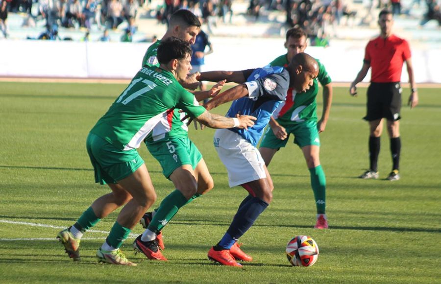 Biabiany es vigilado por tres rivales. 