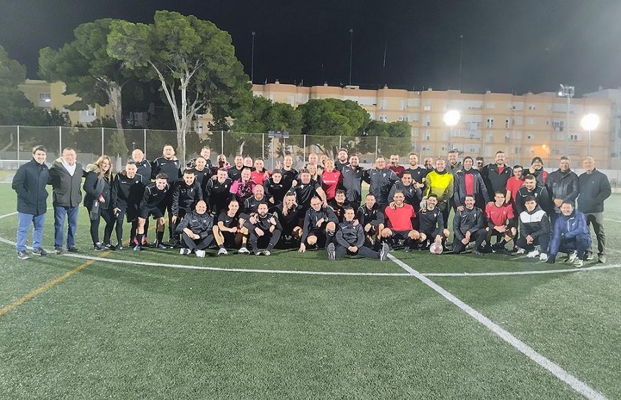 Los participantes en el partido benéfico organizado por la Escuela Bahía posaron juntos al final para DEPORTEDELAISLA.COM