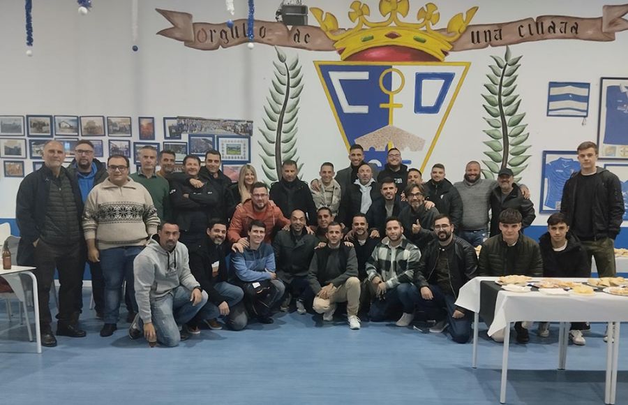 Juan José Ramírez, de pie a la izquierda junto a un grupo de entrenadores y monitores de la Escuela Bahía antes de la cena de hermandad en el Templo Azulino. 