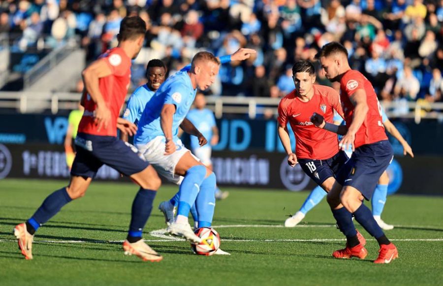 El delantero ruso de la UD Ibiza Niko Obolskii recorta en el área ante Luis Ruiz, Unai Naveira y José Carlos.