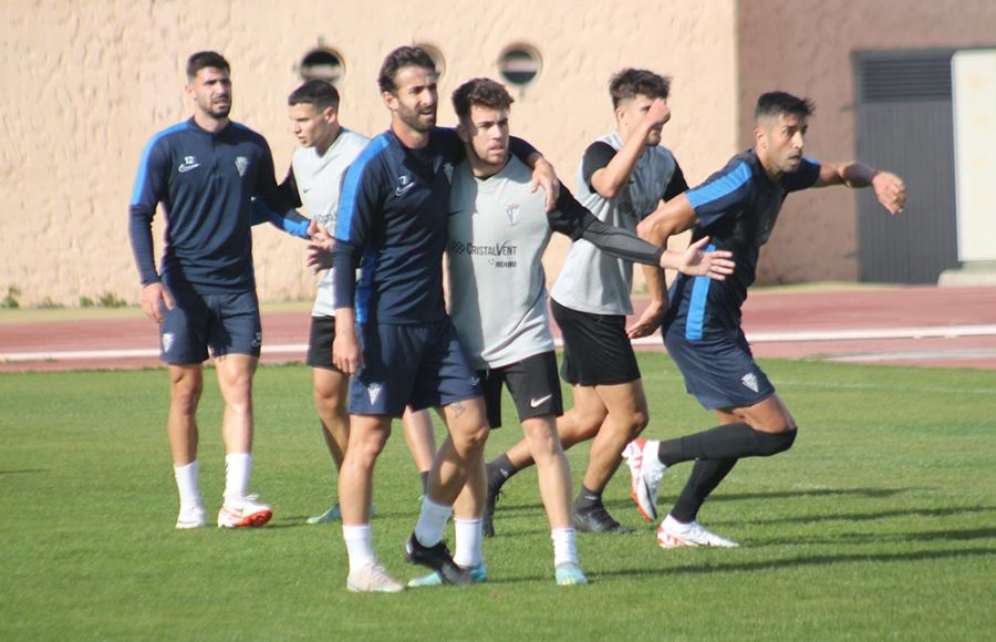 Ángel Sánchez, que en la imagen bromea con Óscar Baldomero antes de botarse un córner, y Gerard Oliva fueron los goleadores ante el filial. 