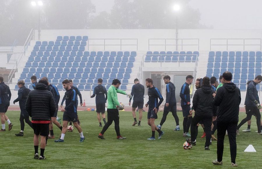 El San Fernando CD entrenó este jueves bajo una espesa niebla en el campo de la Junta de Deportes.