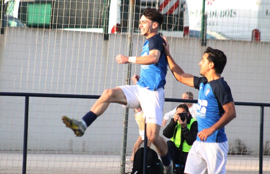 Marcos Herrera celebra su gol, que adelantó al filial en el 79. 