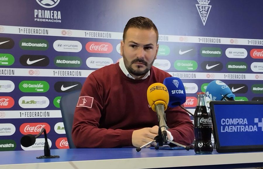 Miguel Chocarro, pensativo antes de la rueda de prensa. 