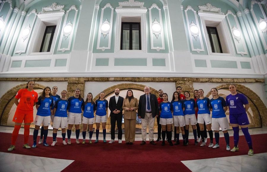 Las jugadoras, equipo técnico y Louis Kinziger posaron junto a la alcaldesa Patricia Cavada y el concejal de Deportes Antonio Rojas en el interior del Ayuntamiento. 