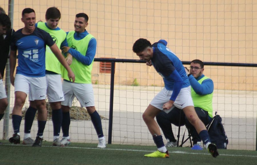 Diego Doblado celebra el gol que adelantaba al San Fernando CD 'B'