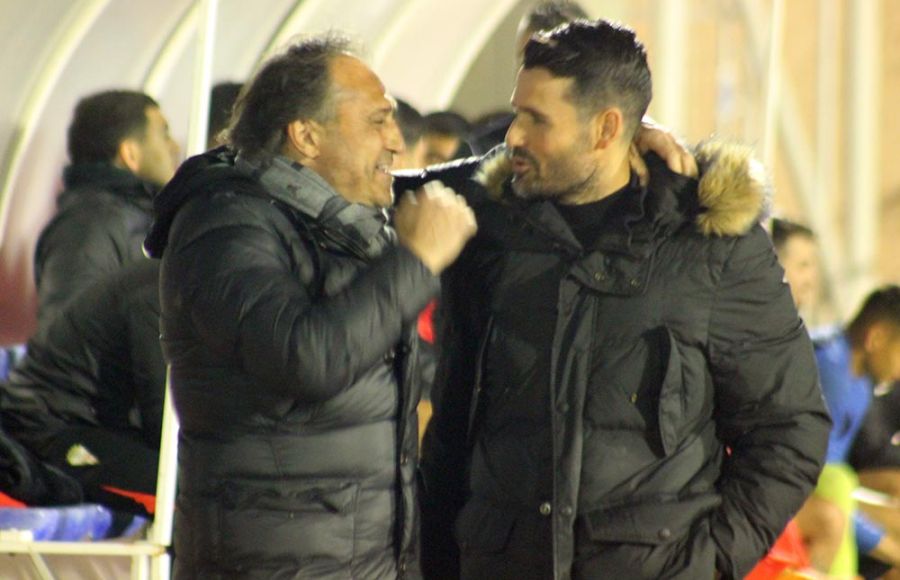 Alfredo Santaelena bromea con Lolo Escobar antes del partido.