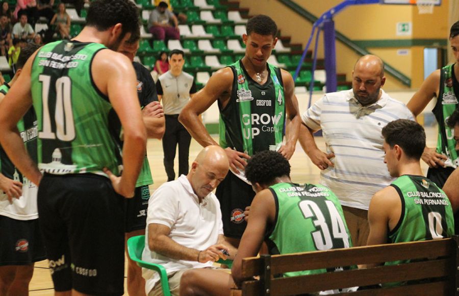 Ángel Carmona alecciona a sus jugadores en un tiempo muerto.