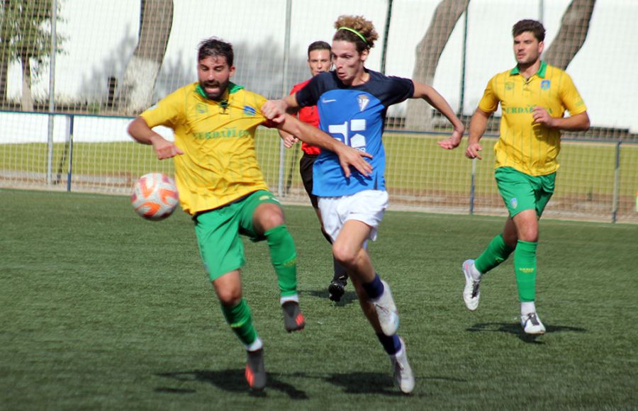 Matheo Sánchez, en la imagen en el partido de la primera vuelta ante el Montilla, se retiró lesionado antes del descanso.