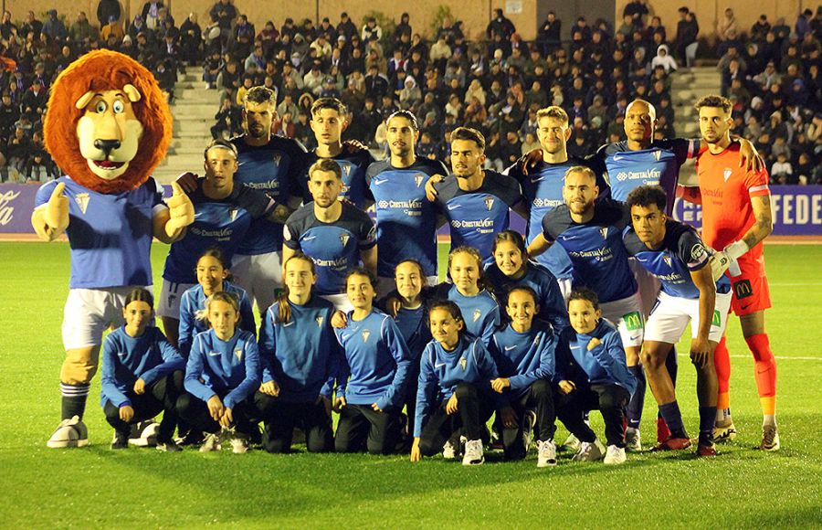 El San Fernando CD posó con féminas de la cantera. 