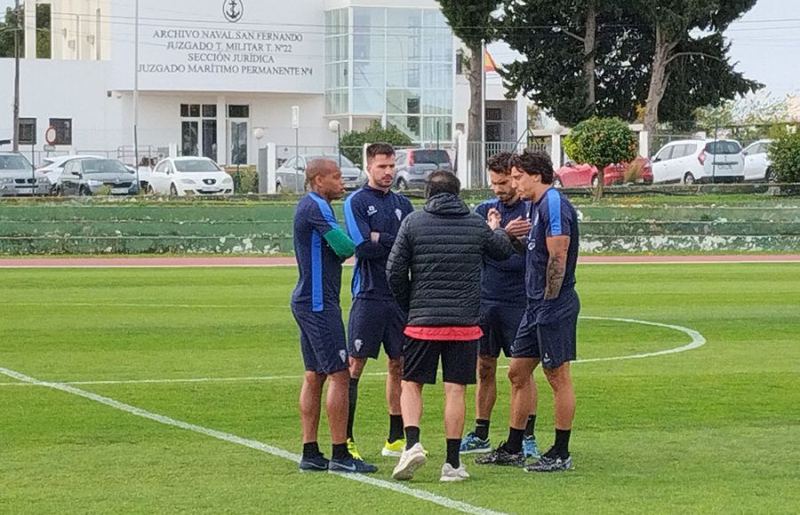 Alfredo Santaelena charla con los capitanes Biabiany, José Carlos, Luis Ruiz y Manu Farrando este miércoles en la Junta de Deportes. 