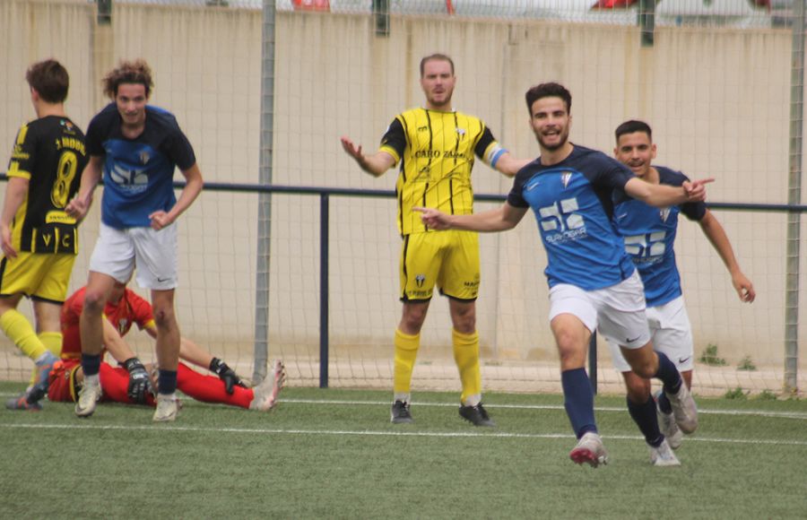 Joan Gallego celebra su gol, que le dio el triunfo al filial azulino. 