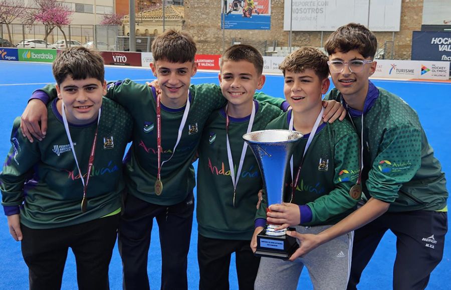 Los cinco jugadores del CH San Fernando campeones de España con Andalucía sub14. 