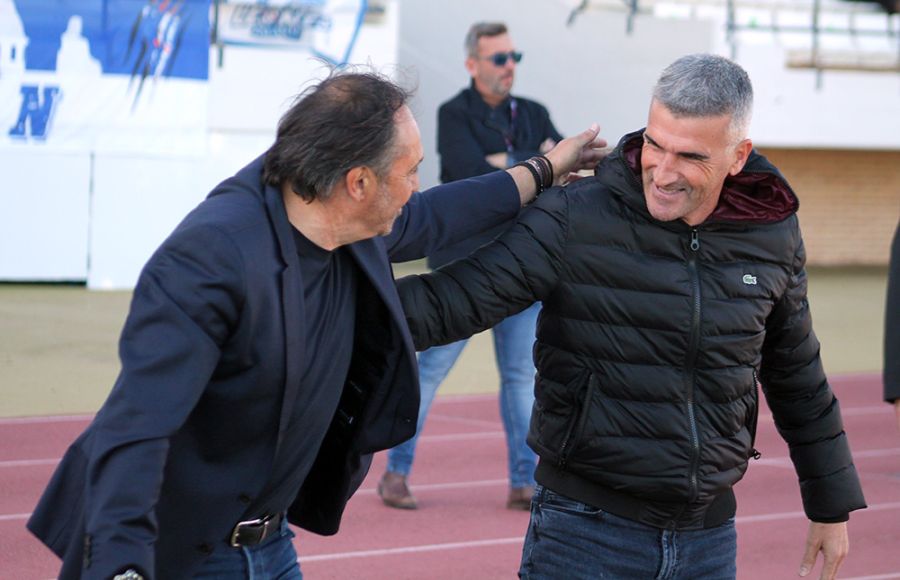 Alfredo Santaelena bromea con Vicente Parras, técnico del Alcoyano, antes del 0-3 en la primera vuelta en Bahía Sur. 