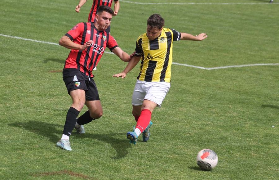 Jacobo, que era el único delantero disponible en el GE Bazán, pugna por el balón con el central de la Roteña, Javi Mora.