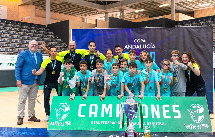 La selección alevín de Granada posó junto al concejal de Deportes isleño Antonio Rojas. 