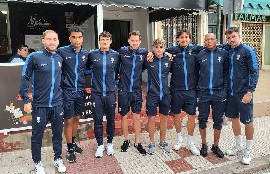 Cristian Herrera, Álex Masogo, Fullana, Nahuel Arroyo, Pau Martínez, Manu Farrando, Biabiany y José Carlos posaron para DEPORTEDELAISLA.COM tras almorzar este sábado en el restaurante Los Napolitanos. 