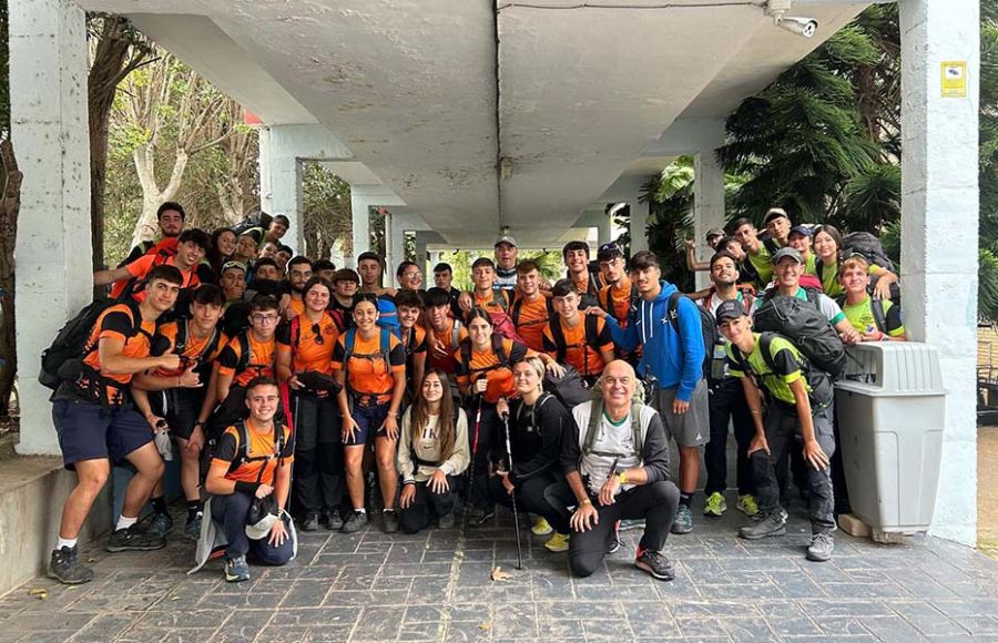 La expedición de alumnos y profesores, en su salida del IES Las Salinas. 