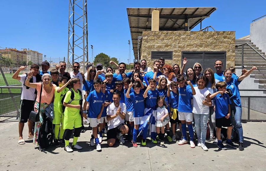 Jugadores y técnicos del San Fernando CD benjamin posaron junto a sus familiares. 