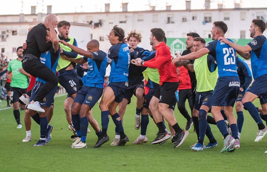 Nano Rivas se abraza a Marcelo tras el gol del brasileño en Sanlúcar y que evitaba el descenso del San Fernando CD. 