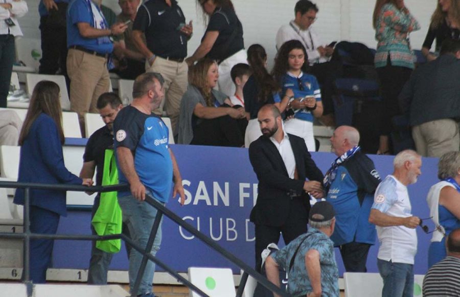 El presidente Louis Kinziger abandona el palco tras acabar el partido con el Linares Deportivo y consumarse el descenso de San Fernando CD.