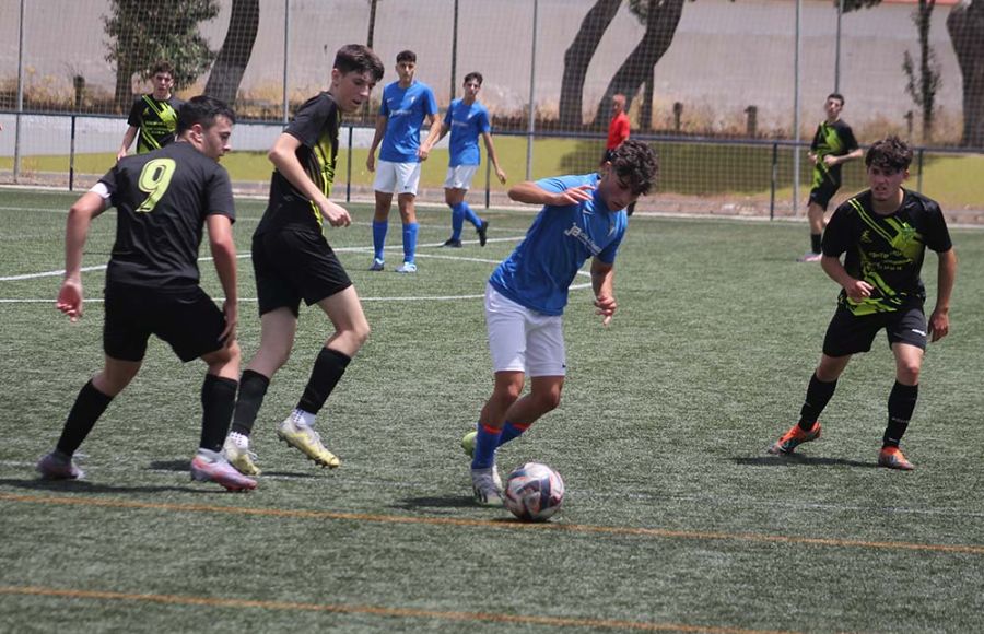 Rubén Bustillo, del juvenil B de la Escuela Bahía, intenta marcharse de la vigilancia de tres contrarios en el partido con el Sanlúcar. 