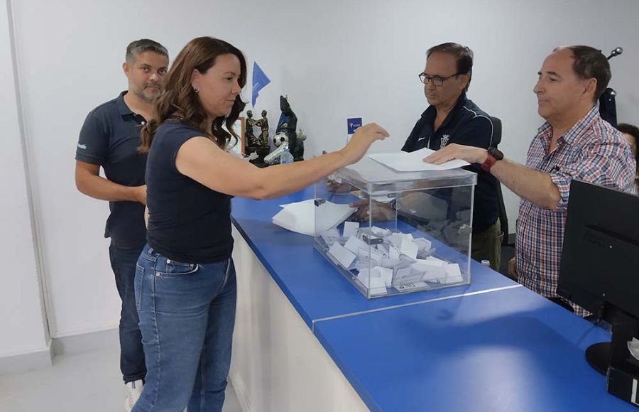 Los propietarios de Cristalvent, sponsor del San Fernando CD, votando esta tarde ante Paco Rivero y Antonio Marín, supervisor. 