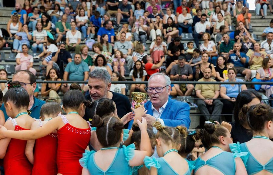 Antonio Rojas entregando los trofeos en la competiciòn de gimnasia rítmica. 