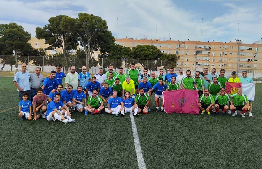 Los dos equipos posaron al final para DEPORTEDELAISLA.COM