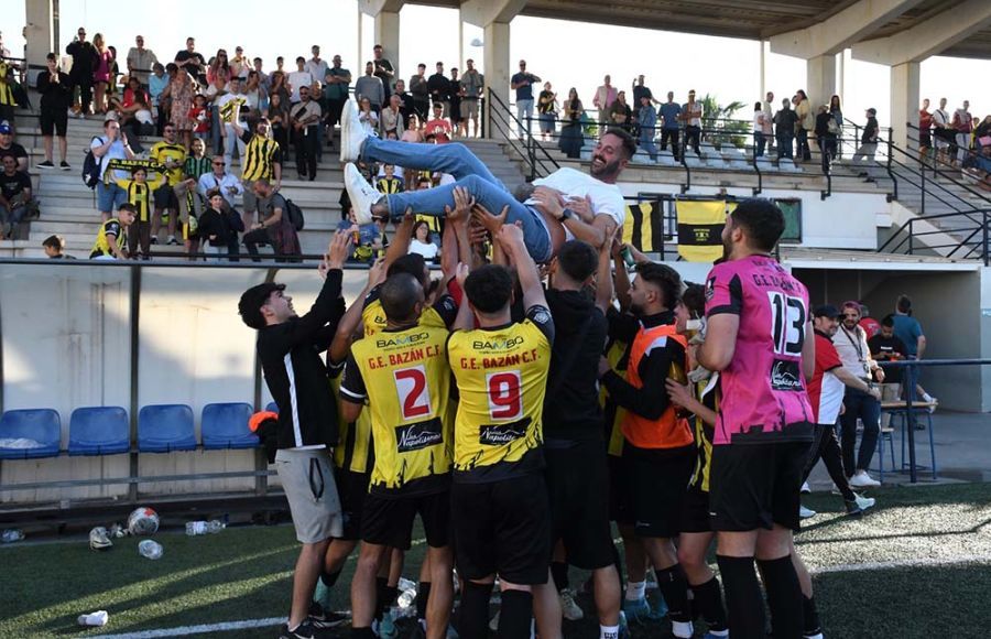 Jesús Legupín fue manteado por sus jugadores tras consumarse la permanencia ante el Cádiz CF Balón. 