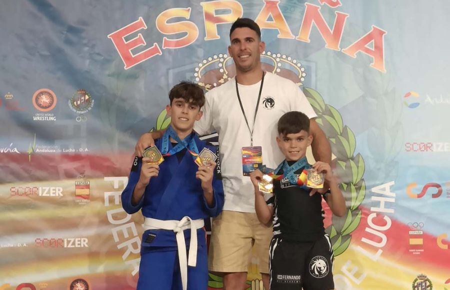 Cristian y Mario, junto a su padre Cristofer, que es el entrenador de ambos.