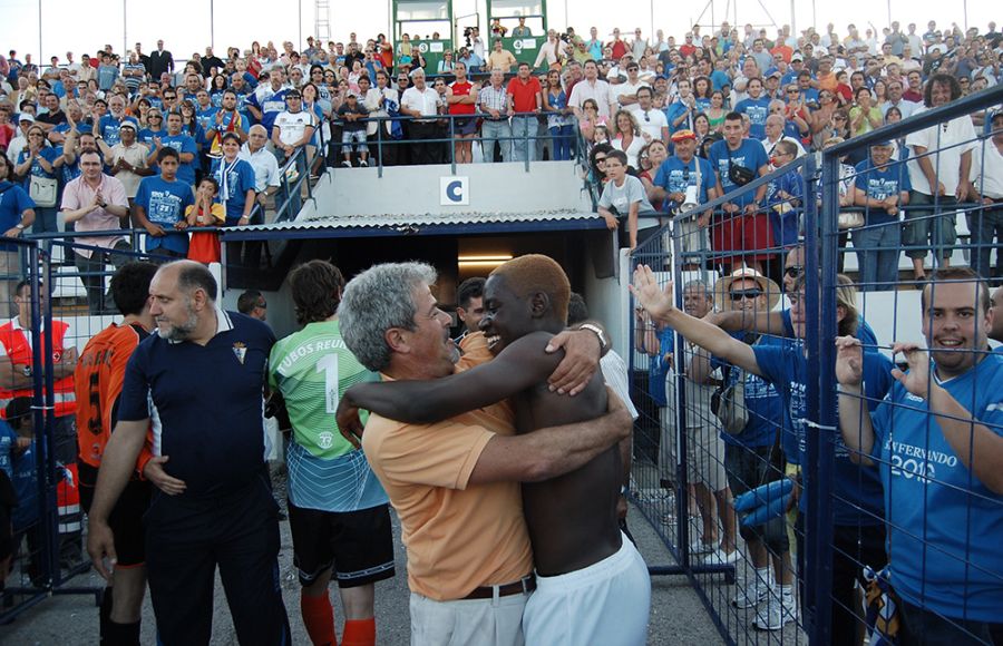 Antonio Iriondo se abraza a Moke tras el ascenso en 2008. 