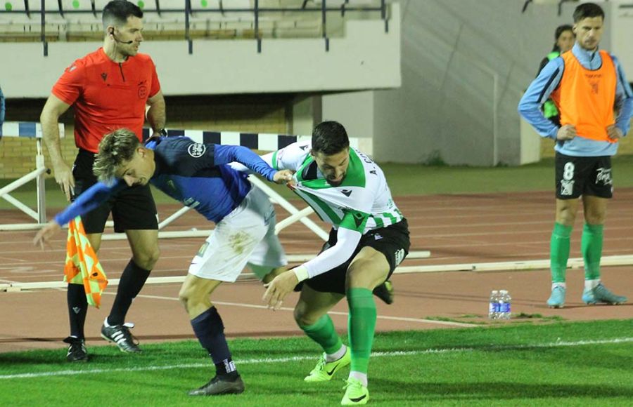 Álex Cortijo es agarrado por Pau Martínez durante el San Fernando CD-Sanluqueño de la pasada temporada en Bahía Sur. 