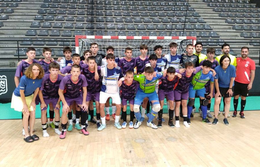 El equipo cadete Favoryt de Ucrania y el Moprisala de Toledo, que ganó 0-5, posaron juntos al término del partido para DEPORTEDELAISLA.COM