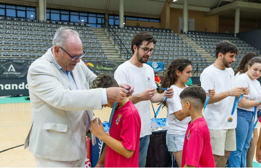 Antonio Rojas entrega las medallas a los jugadores del Puerto Real, campeón benjamín. 