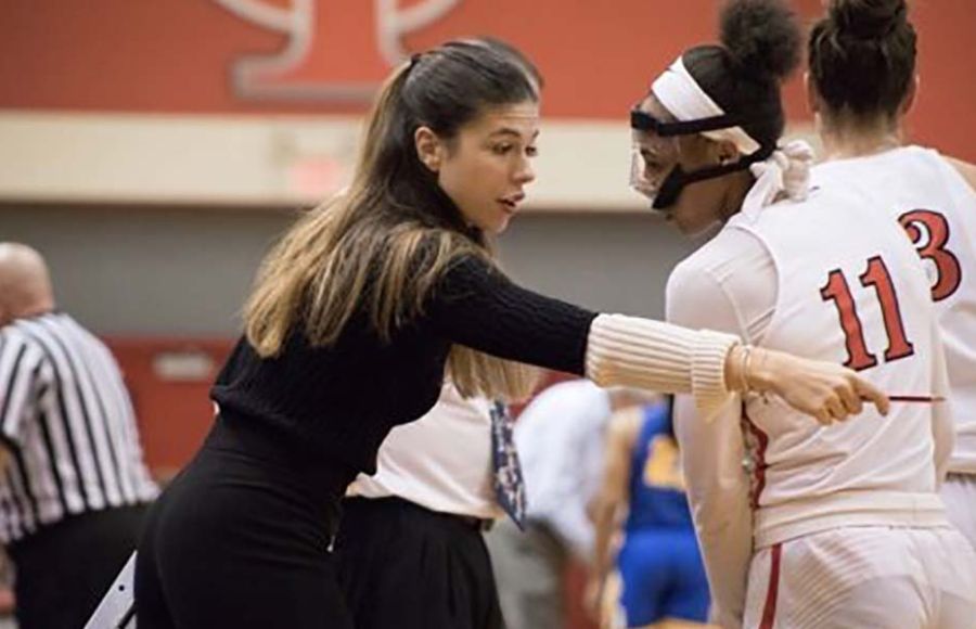 Elena de Alfredo da instrucciones en un partido con la Universidad de Tampa. 