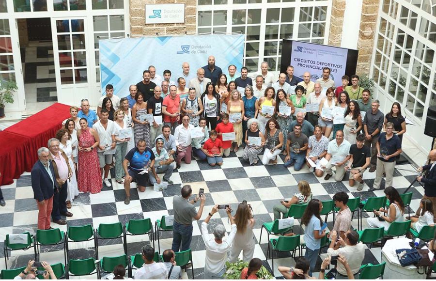 Todos los premiados posaron en la foto de familia en el patio de Diputación. 