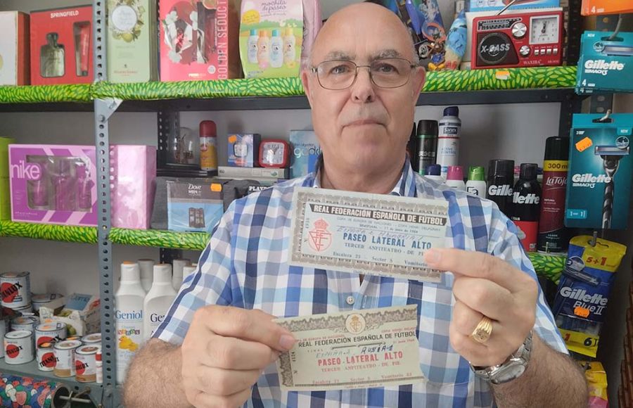 Francisco Tirado, socio del San Fernando CD y devoto del Nazareno y del Camarón, muestra las entradas de la final España-Rusia de 1964 y de la semifinal con Hungría. 