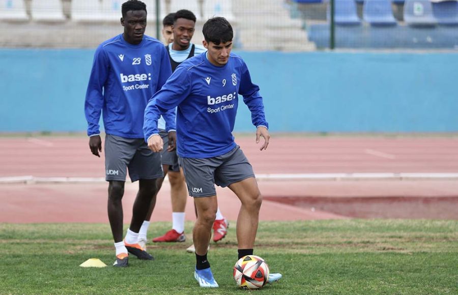 Álex Macías, en un entrenamiento con la UD Melilla. 