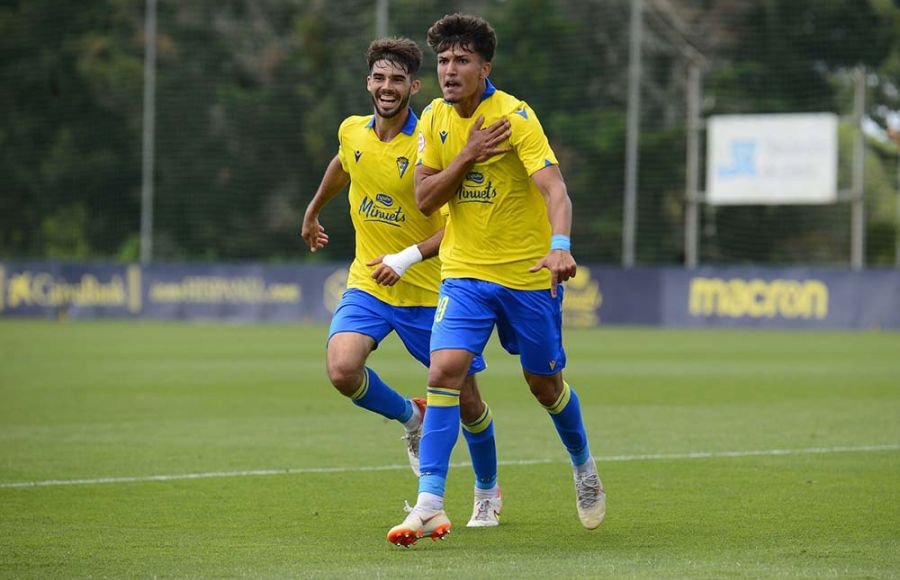 Dani García celebra un gol con el filial del Cádiz CF. 