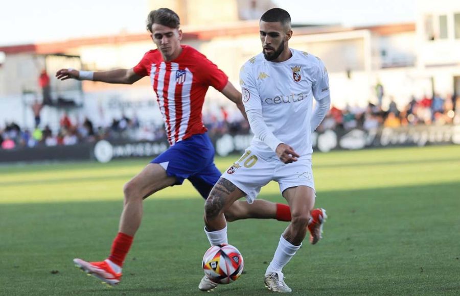 Julio Iglesias, con la AD Ceuta ante el Atlético de Madrid B. 