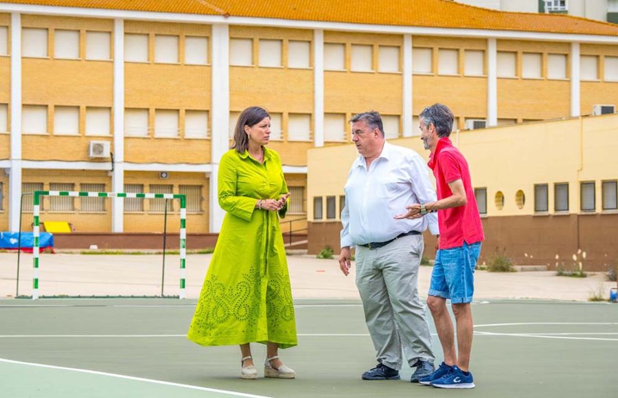 La alcaldesa Patricia Cavada y el concejal Javier Navarro visitaron las obras en los colegios isleños. 