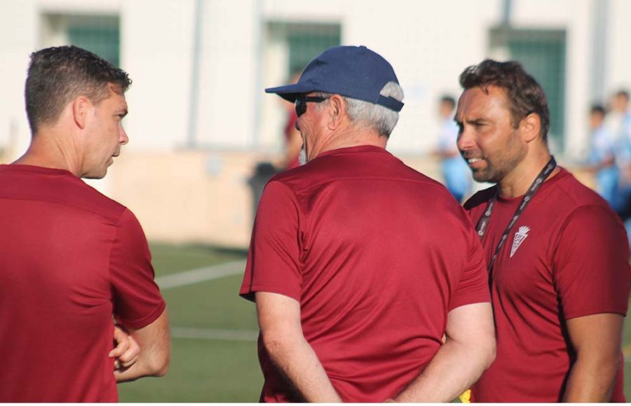 Nono Olvera, Antonio Iriondo e Iván Guerrero charlan antes del inicio de la primera sesión de entrenamiento.