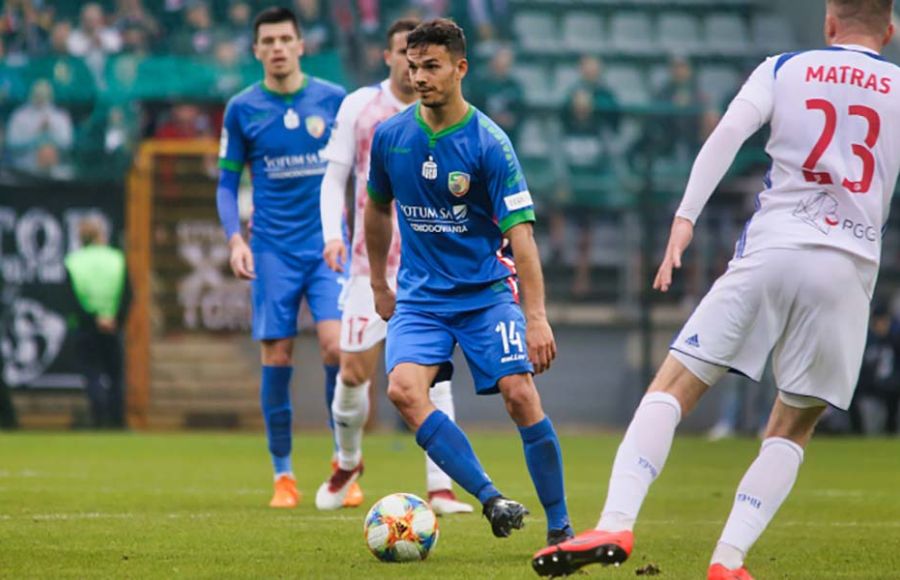 Omar Santana controla el balón durante su etapa en Polonia. 