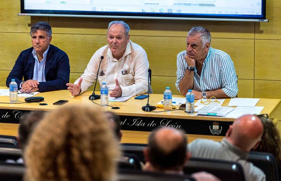 Antonio Rojas presidió la reunión con los clubes y deportistas isleños. 