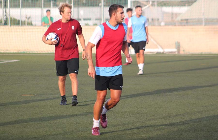 Jaime Bugatto y Guille Oliva, uno de los refuerzos, durante el primer entrenamiento del filial en el campo sintético de Bahía Sur. 