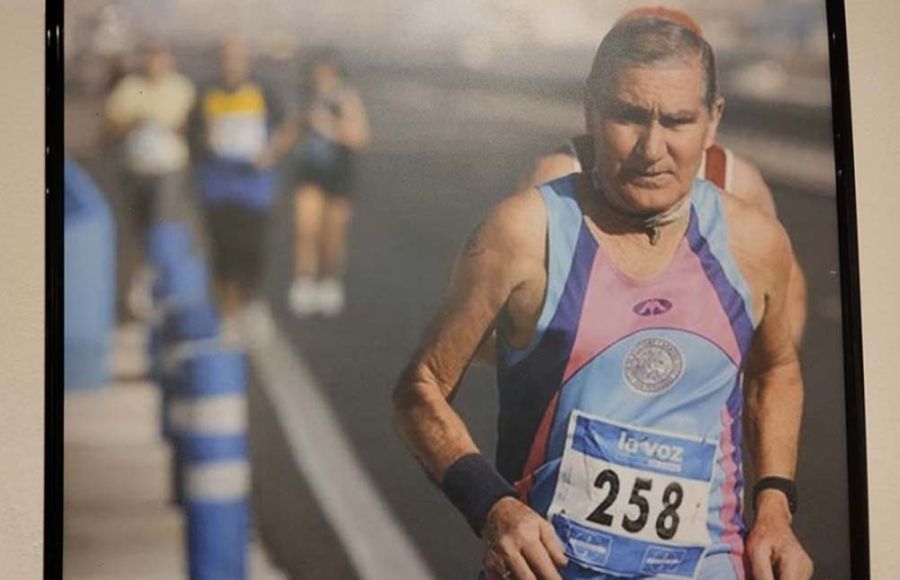 Antonio Espiau, por la autovía en la Media Maratón 'Bahía de Cádiz' de 2009. 