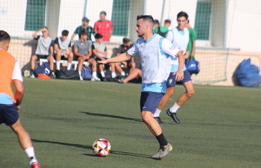 Álvaro Arnedo entrenó por primera vez con el equipo isleño. 