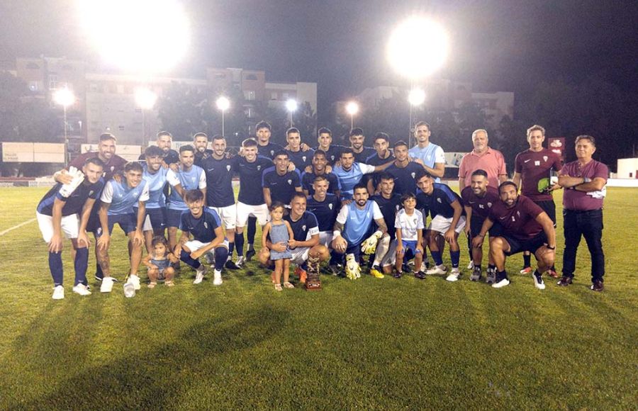 El San Fernando CD posó al completo con el trofeo de campeón. 